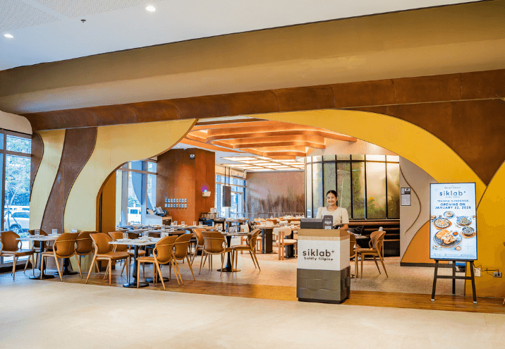 A restaurant with city views in Manila